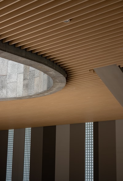 带玻璃窗的棕色木质天花板